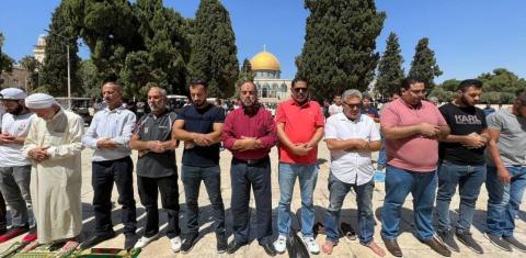 3عشرات الآلاف يؤدون صلاة الجمعة في المسجد الأقصى المبارك.jpg