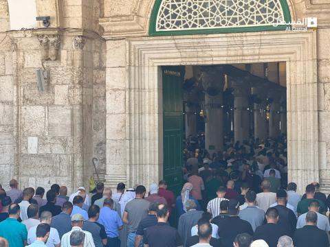 أعداد كبيرة من الفلسطينيين يؤدون صلاة الجمعة في الأقصى اليوم رغم تضييقات الاحتلال.jpg