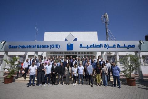 بالصور وفد اقتصادي كبير من الضفة الغربية يزور مدينة غزة الصناعية