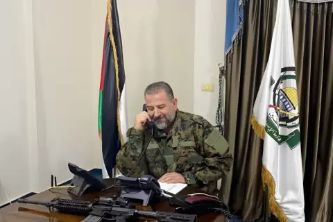 صالح العاروري نائب رئيس المكتب السياسي لحماس ظهر بالبزة العسكرية بعد التهديدات الإسرائيلية باغتياله.webp