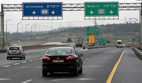 شوارع إسرائيلية تؤدي إلى المستوطنات والقدس المحتلة (Getty Images)