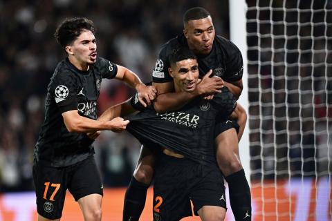 فرحة النجم المغربي أشرف حكيمي بتسجيل الهدف الثاني لباريس سان جرمان في شباك بروسيا دورتموند الألماني (تصوير-أ ف ب).jpg