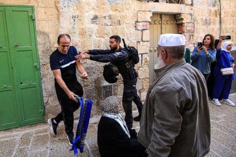 اعتداء قوات الاحتلال على المرابطين والمرابطات قرب المسجد الأقصى المبارك 5.jpg