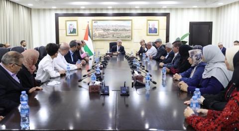 اشتية يستقبل وفد الناشرين العرب المشاركين في معرض فلسطين الدولي للكتاب