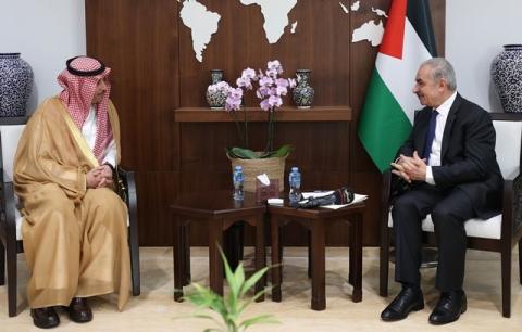 رئيس الوزراء لدى استقباله سفير السعودية لدى فلسطين.jpg