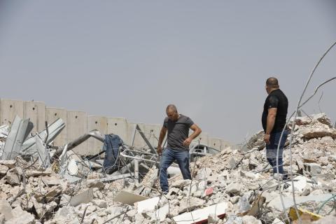 جرافات الاحتلال الاسرائيلي تهدم منازل ومنشآت في بلدة عناتا.jpg