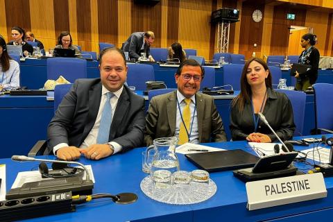 سفير دولة فلسطين لدى النمسا، مندوبها الدائم لدى الوكالة الدولية للطاقة الذرية صلاح عبد الشافي (وسط الصورة) خلال مشاركة الوفد الفلسطيني في المؤتمر.jpeg