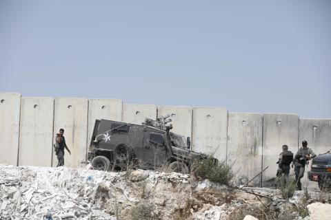 جرافات الاحتلال الاسرائيلي تهدم منازل ومنشآت في بلدة عناتا.jpg