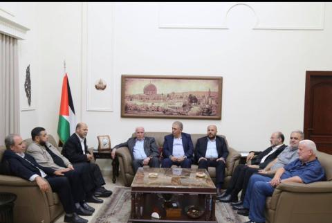 اللقاء الذي جمع بين وفدي حركة حماس وفتح في مقر السفارة الفلسطينية ببيروت.jpg