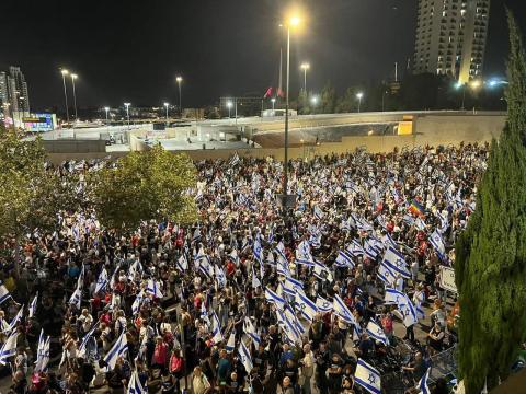 آلاف الإسرائيليين يتظاهرون أمام المحكمة العليا في القدس.jpg