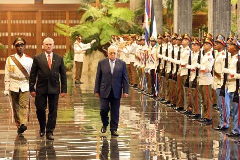 - الرئيس محمود عباس، خلال لقائه الرئيس الكوبي ميغيل دياز كانيل، في العاصمة الكوبية هافانا.jpg