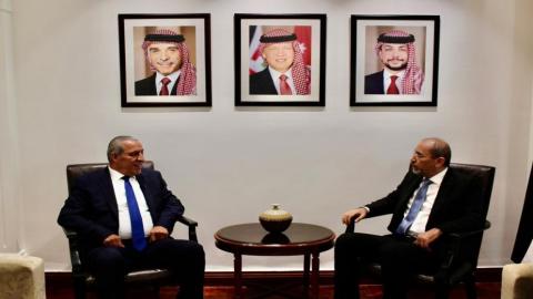 أيمن الصفدي مع أمين سر اللجنة التنفيذية لمنظمة التحرير الفلسطينية حسين الشيخ. (وزارة الخارجية).jpeg