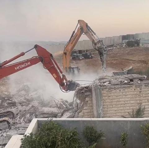 الاحتلال يهدم منازل ومنشآت في بلدة عناتا شرق القدس.jpg