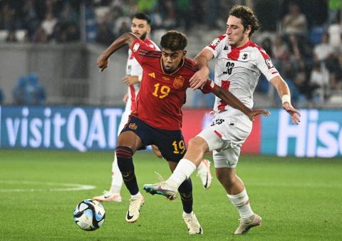 اللاعب الإسباني المغربي الأصل لامين جمال يستحوذ على الكرة خلال المباراة (تصوير- أ ف ب).jpg