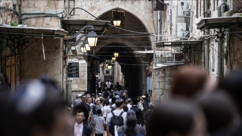 عشرات المستوطنين يقتحمون المسجد الأقصى.jpg