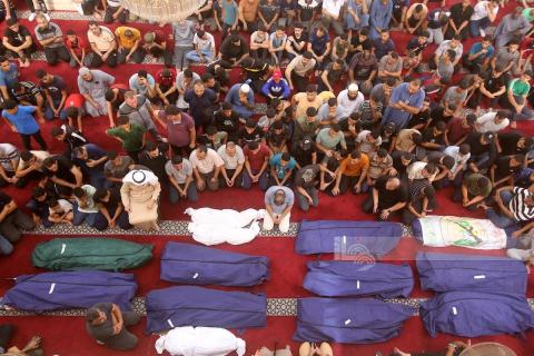 تشييع جثامين شهداء مجزرة عائلة أبو قوطة في مدينة رفح جنوب قطاع غزة