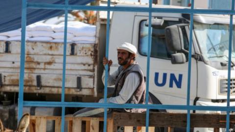 فلسطيني ينتظر تلقي مساعدة من وكالة غوث وتشغيل اللاجئين الفلسطينيين  أونروا . (Shutterstock).jpeg