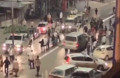 المستعمرون بحماية قوات الاحتلال الإسرائيلي يعربدون وسط بلدة حوارة جنوب نابلس.jpeg