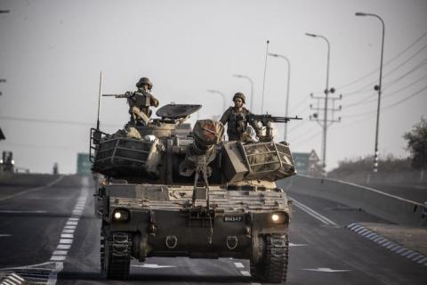 دبابة إسرائيلية على الحدود مع غزة (الأناضول).jpg