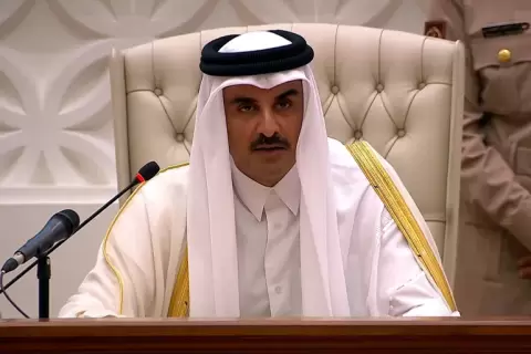 أمير دولة قطر الشيخ تميم بن حمد آل ثاني خلال افتتاحه للدورة الـ52 لمجلس الشورى القطري (الجزيرة).webp