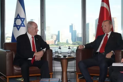رئيس الوزراء الإسرائيلي بنيامين نتنياهو يتحدث مع نظيره التركي رجب طيب أردوغان خلال جلسة الجمعية العامة للأمم المتحدة في نيويورك، الولايات المتحدة