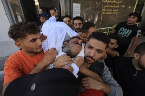 تشييع جثمان أحد الشهداء من مستشفى الشفاء في غزة (تصوير- أ ف ب).jpg