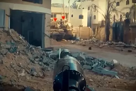فيديو بثته كتائب القسام لاستهدافها دبابات إسرائيلية في غزة.webp