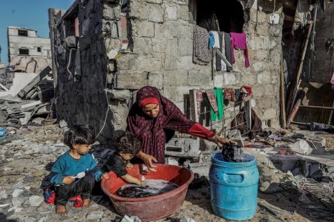 مواطنون يواجهون ظروفا معيشية قاسية جراء العدوان الإسرائيلي المتواصل على قطاع غزة.jpg
