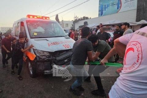 قوات الاحتلال تقصف مدخل مستشفى الشفاء وقافلة مركبات إسعاف