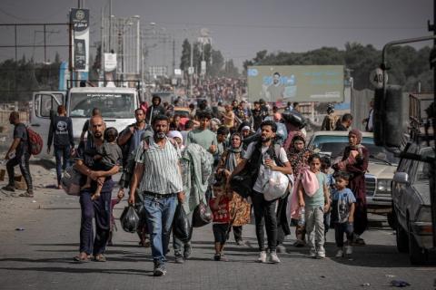 آلاف الفلسطينيين نزحوا سيرا على الأقدام من شمال قطاع غزة مع اشتداد القصف الإسرائيلي (الأناضول).jpg