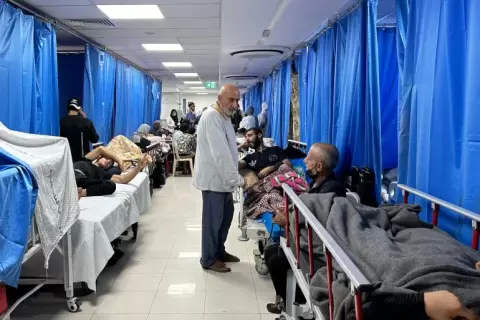 جرحى ونازحون داخل مستشفى الشفاء بمدينة غزة (الفرنسية).webp