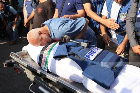 غزة - خلال وداع الصحفي في تلفزيون فلسطين الشهيد محمد أبو حطب (AFP)
