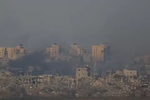 إسرائيل كثفت قصفها لقطاع غزة قبيل بداية اتفاق الهدنة (رويترز).webp