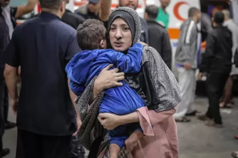فلسطينية تهرع بولدها إلى المستشفى إثر قصف إسرائيلي في خان يونس جنوبي قطاع غزة (الفرنسية).webp