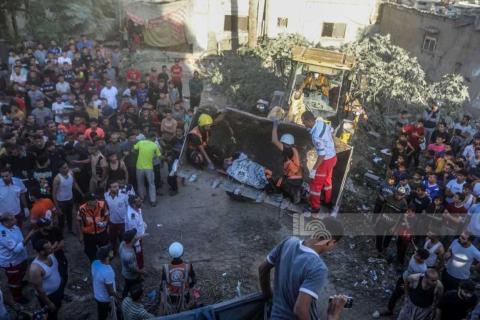 مواطنون يبحثون عن ناجين تحت الركام بعد قصف طائرات الاحتلال لمنازل المواطنين في خان يونس تصوير - وفا