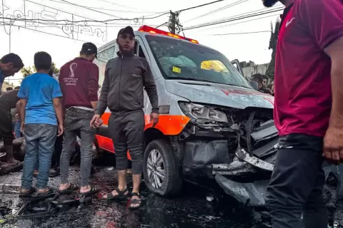 آثار المجزرة الإسرائيلية عند بوابة مستشفى الشفاء بغزة (الفرنسية).webp
