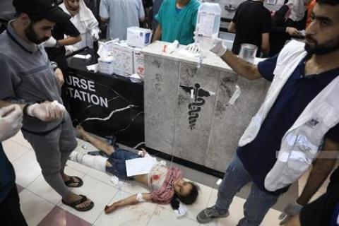 طفلة أصيبت في غارات الاحتلال على منازل المواطنين تتلقى العلاج على الأرض في مستشفى الشفاء في ظل نقص الأسرة والأعداد الكبيرة من الجرحى (تصوير- وفا).jfif