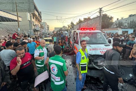 شهداء وجرحى في قصف الاحتلال لمدخل مستشفى الشفاء وقافلة مركبات إسعاف(AFP)