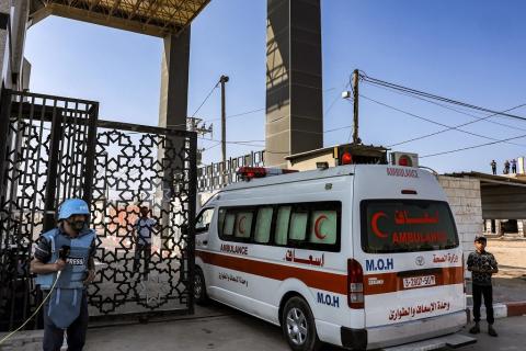 مركبة إسعاف في طريقها إلى مصر عبر معبر رفح (تصوير: أ ف ب)