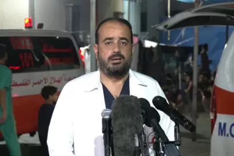 محمد أبو سلمية مدير مجمع الشفاء الطبي في غزة (الجزيرة).webp
