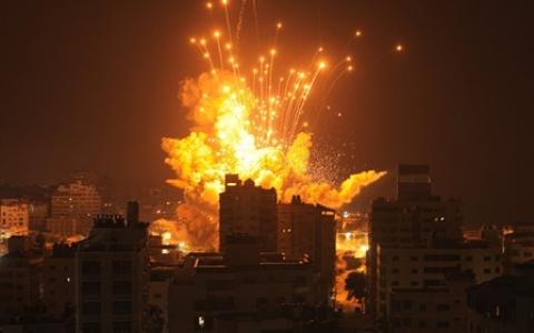 عشرات الضحايا والجرحى في قصف غير مسبوق على غزة الليلة