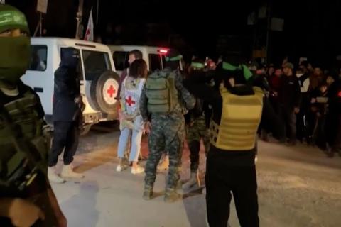 المقاومة الفلسطينية أفرجت عن أكثر من 70 محتجزا من النساء والأطفال الإسرائيليين مقابل إفراج الاحتلال عن 210 أسرى وأطفال فلسطينيين (الجزيرة).jpg