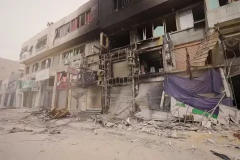آثار الدمار التي خلفها القصف الإسرائيلي على حي الرمال شمال شرق غزة (الجزيرة).webp