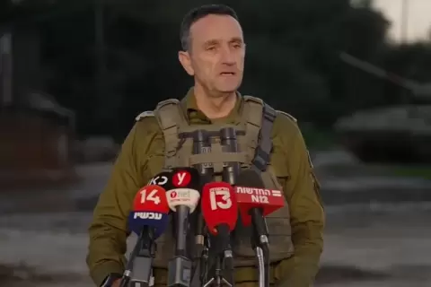 هاليفي خلال مؤتمره الصحفي على حدود غزة (الجزيرة).webp