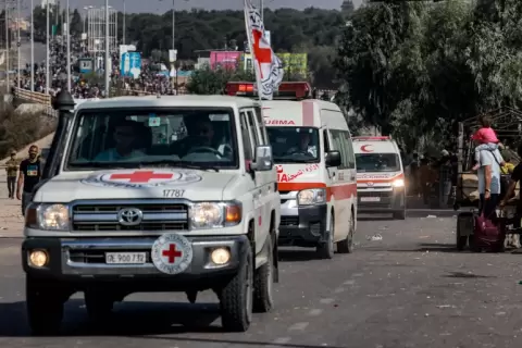سيارة للصليب الأحمر أثناء مرافقتها لسيارات إسعاف فلسطينية تنقل جرحى من غزة باتجاه مصر (الفرنسية).webp