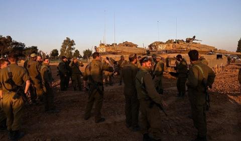 قوات إسرائيلية عند حدود غزة، أمس (Getty Images.jpg