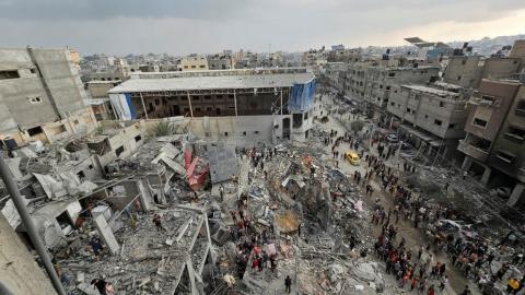 فلسطينيون يتفقدون موقع الغارات الإسرائيلية على المنازل في مخيم جباليا للاجئين شمال غزة، 14 نوفمبر 2023. (رويترز)