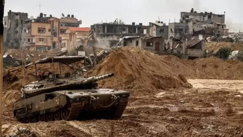 صورة مؤرخة في 27 كانون الثاني/يناير 2024 التقطت خلال جولة نظمها الجيش الإسرائيلي لمجموعة صحافيين تظهر دبابة إسرائيلية تجوب الوحل في مدينة خان يونس في قطاع غزة - نيكولاس غارسيا / ا ف ب