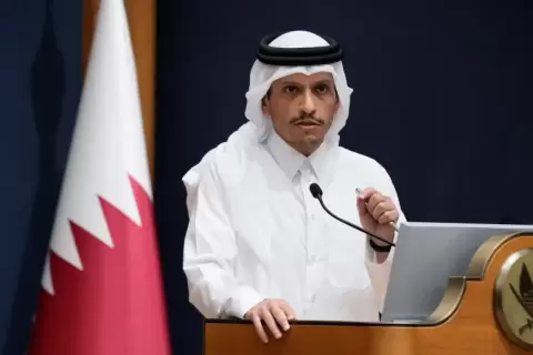 الشيخ محمد بن عبد الرحمن آل ثاني أكد أنه لا يمكن ضمان سرعة تقدم مفاوضات إطلاق سراح المحتجزين (رويترز).webp