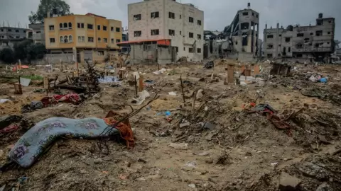 صورة التقطت في 11 كانون الثاني/يناير 2024 لمقبرة أقيمت على عجل في حي التفاح شرق مدينة غزة  / ا ف ب